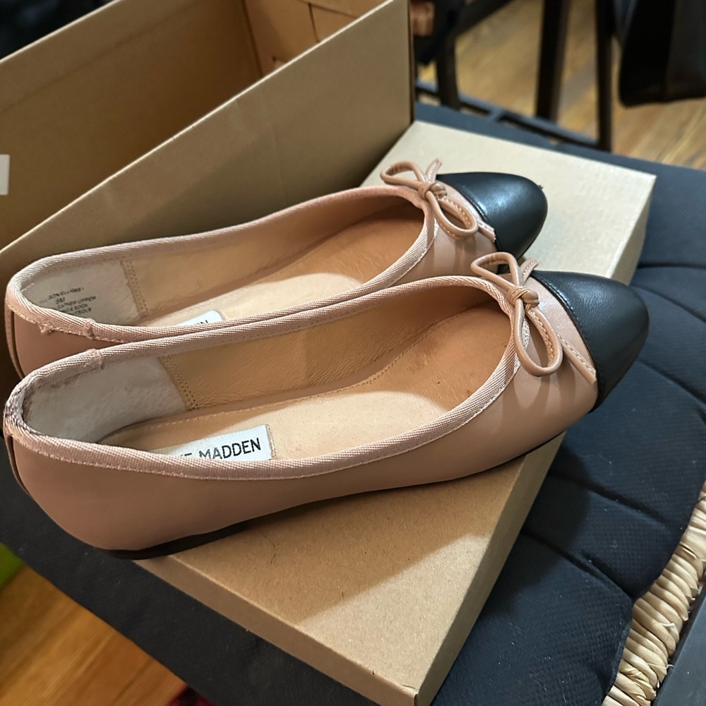 Steve Madden Women's Tan and Black Ballet Flats